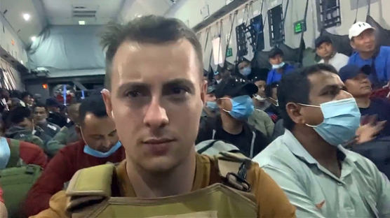 겁없이 카불 여행 간 英대학생, 탈출 비행기 '셀카' 논란[영상]