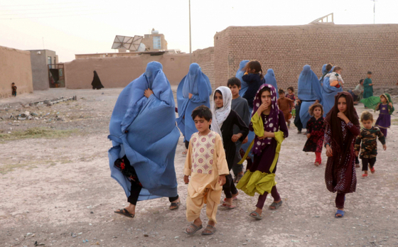 아프간 여성은 이제 머리부터 발끝까지 덮는 부르카를 반드시 착용해야 한다. 탈레반은 여성이 학교에 다니는 것도 금지한다. EPA=연합뉴스