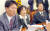 2004년 10월 15일 국회에서 열린우리당 언론발전특별위원회 간사인 정청래 의원(왼쪽)이 신문법안 내용을 설명하고 있다. 중앙포토