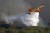 프랑스 살수 비행기가 17일 까네 데 모레 산불현장에 물을 뿌리고 있다. EPA=연합뉴스