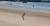 해수욕장에서 골프공을 치고 있는 남성. 보배드림 캡처