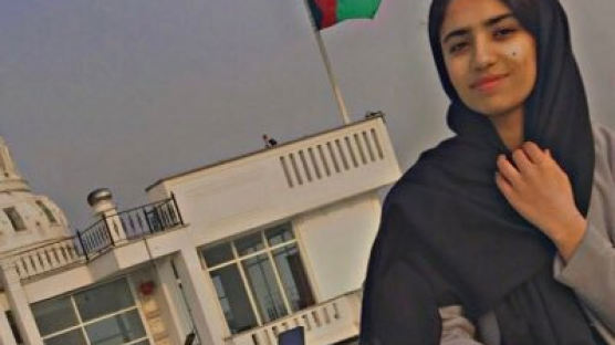 사라진 아프간 로봇 소녀들, 그의 트윗엔 '우는 여자' 사진