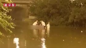 베이징서 폭우에 도로 침수, 지나던 차량 승객 2명 익사[영상]