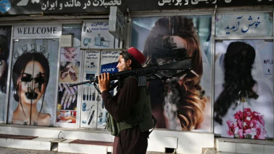 여성 얼굴에 검은 스프레이칠… 탈레반 장악한 아프간 ‘섬뜩’
