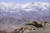 아프가니스탄의 눈덮힌 힌두쿠시산맥 앞에 방치된 옛 소련제 전차. AP=연합뉴스