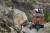 규모 7.2의 강진으로 바위가 굴러내려 도로를 막은 아이티 람페 지역에서 18일 운전자들이 길을 가고 있다. AP=연합뉴스