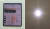 갤폴드3에 적용된 ‘언더 디스플레이 카메라(UDC)’는 밝은 화면에선 잘 숨겨지지 않는다(사진 왼쪽). 특히 셀피 모드로 빛을 촬영할 경우 픽셀(화소) 배열에 따른 빛번짐 현상이 나타난다. 김경진 기자
