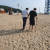 김지용(오른쪽)씨가 바닷가 모래밭에서 아버지의 부축을 받으면서 걷고 있다 .사진 김두경씨 제공 