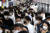 지난 17일 오전 서울 광화문역에서 마스크를 착용한 시민들이 출근길 발걸음을 재촉하고 있다. 뉴스1
