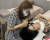 함소원이 눈썹 문신 시술을 받는 모습. 온라인 커뮤니티 캡처 