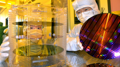 "반도체 미세공정 경쟁, 2~3 나노가 한계…이젠 3D 소자 연구"