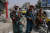 아프가니스탄 칸다하르에서 17일(현지시간) 탈레반 병사들이 무장한 채 경비를 서고 있다. [EPA=연합뉴스]