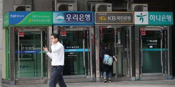 농협 이어 우리은행도 "전세대출 중단"…서민들 대출 날벼락