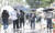 지난 18일 오전 서울 시내에서 시민들이 우산을 쓰고 출근길을 나서고 있다. 뉴스1