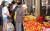 추석을 앞두고 배·사과 등 과일과 고기 가격이 들썩이고 있다. 사진은 지난 18일 서울 동대문구 경동시장에서 시민들이 장을 보는 모습. [뉴스1]