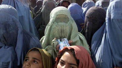 '부르카' 10배 비싸도 입는다…탈레반 복귀에 치떠는 여성들