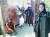 CNN의 클라리사 워드 기자(오른쪽)가 아프가니스탄 카불에서 현장 보도에 나서자 탈레반 무장대원들이 지켜보고 있다. 함께 취재한 브렌트 스웨일스 PD가 촬영했다. [AP=연합뉴스]
