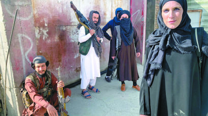 CNN 기자 “탈레반이 동료를 총으로 내리치려 했다”