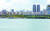 19일 오후 서울 여의도 한강 변 인근의 아파트 단지와 고층 건물의 모습. [뉴시스]