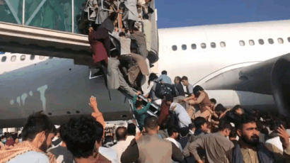비행기 매달린 시민들…탈레반 "복수 안한다, 아프간 남아라"