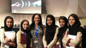 11명 아이 둔 美 여성 학자, 아프간 ‘소녀 로봇팀’ 10명 구했다