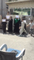 여성들의 시위를 총을 든 탈레반이 지켜보고 있다. [트위터 캡처]