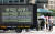 전국신혼부부연합회 소속회원들이 19일 오전 서울시청 앞에서 차량을 이용해 코로나19 방역 관련 '불합리한 결혼식 지침 수정'을 요구하는 비대면 시위를 벌이고 있다. [연합뉴스]