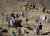 인부들이 지난 2010년 아프가니스탄 카불 남부 메스 아이낙에 위치한 광산에서 구리를 캐고 있다. [AP 연합뉴스]