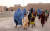 거주지를 떠난 아프간 주민들이 지난 8일(현지시간) 헤라트주의 한 임시 난민시설에 머물며 생활하는 모습. [EPA=연합뉴스] 