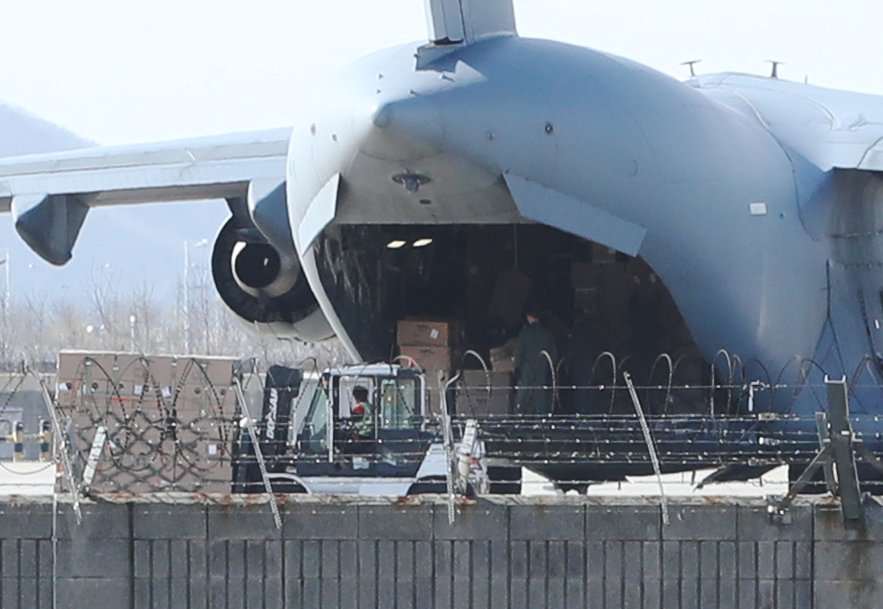 2020년 3월 한국이 루마니아에 코로나19 진단키트와 방호복을 지원했는데, 당시 북대서양조약기구(나토·NATO) 소속 수송기가 인천공항에 도착해 있는 모습. 뉴스1