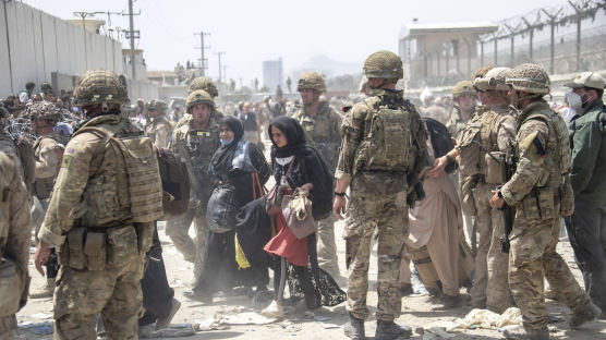 미국인 카불 공항 탈출 또다른 악재…IS 위협까지 덮친다