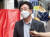 유승민 전 의원이 지난 22일 서울 마포구 홍대거리에서 취재진과 인터뷰하고 있다. [사진 국회사진기자단]