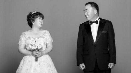 35년만의 웨딩사진···아내에 반지 대신 5만원 건넨 웃픈 사연[인생 사진 찍어드립니다]