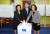 국민의당 안철수 후보가 2017년 19대 대선 투표일에 서울 노원구 극동늘푸른아파트 경로당에서 부인 김미경 교수(왼쪽)와 딸 안설희 씨(오른쪽)와 투표를 하고 있다. 중앙포토
