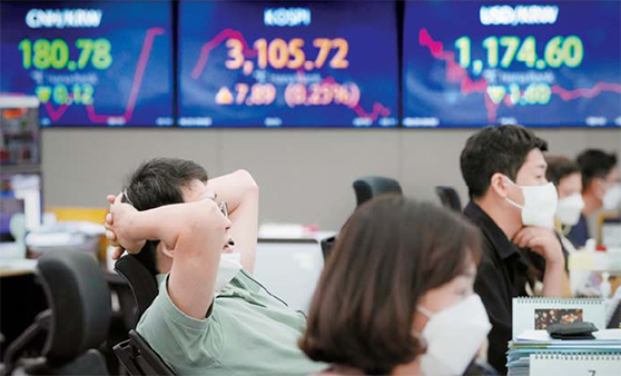 지난 20일 서울 하나은행 딜링룸. 증시 하락에 ‘빚투’ 투자자들은 반대매매 비상이 걸렸다. [연합뉴스]