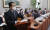 유영민 청와대 비서실장이 23일 서울 여의도 국회에서 열린 운영위 전체회의에서 업무보고를 하고 있다. 김경록 기자