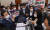 지난 19일 오후 서울 여의도 국회 문화체육관광위원회 전체회의에서 국민의힘 의원들이 언론중재법 개정안 통과시키려는 도종환 위원장(왼쪽)의 회의 진행를 막아서고 있다. 임현동 기자