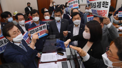 "더는 수정 없다"는 與…'언론재갈법' 25일 날치기 강행 굳혀