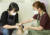 김정현(왼쪽) 흙사랑 선생님의 도움을 받아 오목한 그릇을 만드는 윤시현 학생기자. 손가락 힘을 일정하게 유지해야 한다.