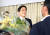 22일 치러진 일본 요코하마 시장 선거에 제1야당인 입헌민주당 추천을 받은 야마나카 다케하루(48) 후보가 당선이 확실하다는 출구조사 결과가 나온 뒤 지지자로부터 꽃다발을 받고 있다. [교도=연합뉴스]