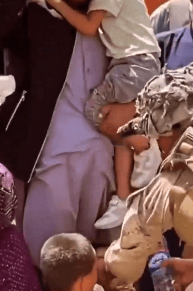 카불 공항에서 아기들에게 물을 나눠주는 미군. [트위터 갈무리]