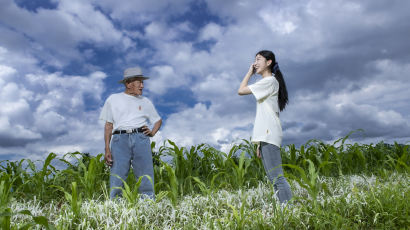 아흔 할아버지와 서른둘 손녀의 ‘커플티’···푸른 하늘에 새긴 '추억'[인생 사진 찍어드립니다] 