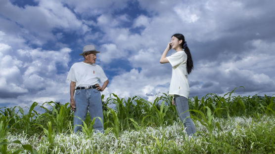 아흔 할아버지와 서른둘 손녀의 ‘커플티’···푸른 하늘에 새긴 '추억'[인생 사진 찍어드립니다] 