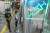 23일 서울 영등포구 구민회관에 마련된 코로나19 백신 예방접종센터에서 한 시민이 백신 접종 창구로 향하고 있다. [뉴스1]