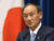 스가 요시히데 일본 총리가 지난 17일 기자회견에서 코로나19 긴급사태 선언 지역 확대 및 기간 연장을 발표하고 있다. [AP=연합뉴스]