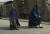 아프가니스탄 수도 카불에서 22일(현지시간) 부르카를 입고 지나가는 여성들. [AP=연합뉴스]