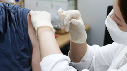 "오전 AZ 4개, 화이자 1개 맞지?" 의료진들 백신접종 전쟁