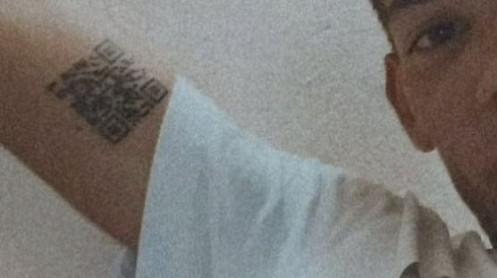 이탈리아男의 희한한 백신접종 인증법 "QR코드를 문신으로"