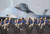러시아 랴잔의 디아길레보 공군기지에서 '국제군사대회 2021'의 일환으로 '항공다트 2021'이 열렸다. 러시아 공군이 마스크를 쓰고 개막식에 참석했다. 타스=연합뉴스