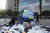 지난 4월 서울 송파구 우아한형제들 앞에서 환경단체 '녹색연합'이 1회용 배달 플라스틱 쓰레기 문제에 대해 사회적 책임을 촉구하며 퍼포먼스를 하고 있다. 사진 연합뉴스